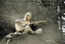 Emelyne nous emmène dans son monde où se mêlent musique folk et poésie (photo Roberto Zumstein).